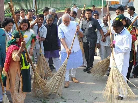 02-modi-swachh-bharat